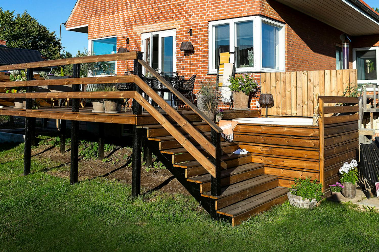 Den nederste del af vildmarksbadet skjules af træbeklædning. Den nederste del af vildmarksbadet skjules af træbeklædning.